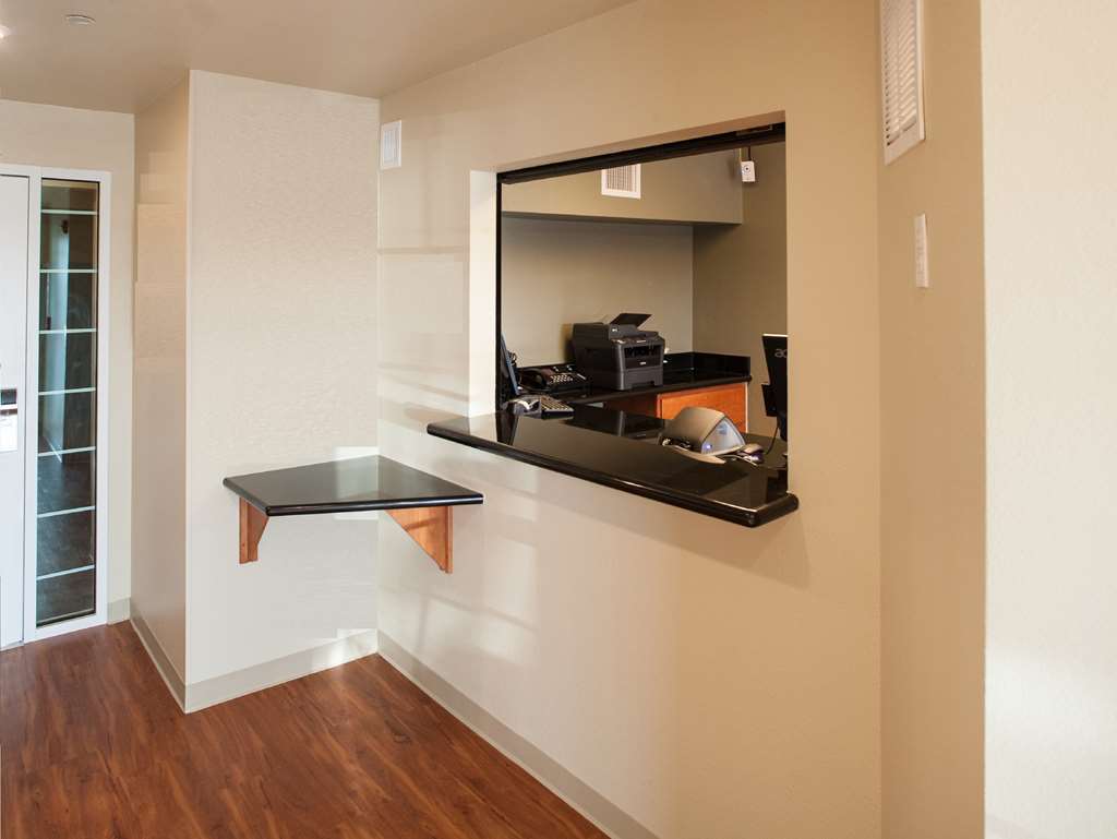 Woodspring Suites Savannah Garden City 내부 사진